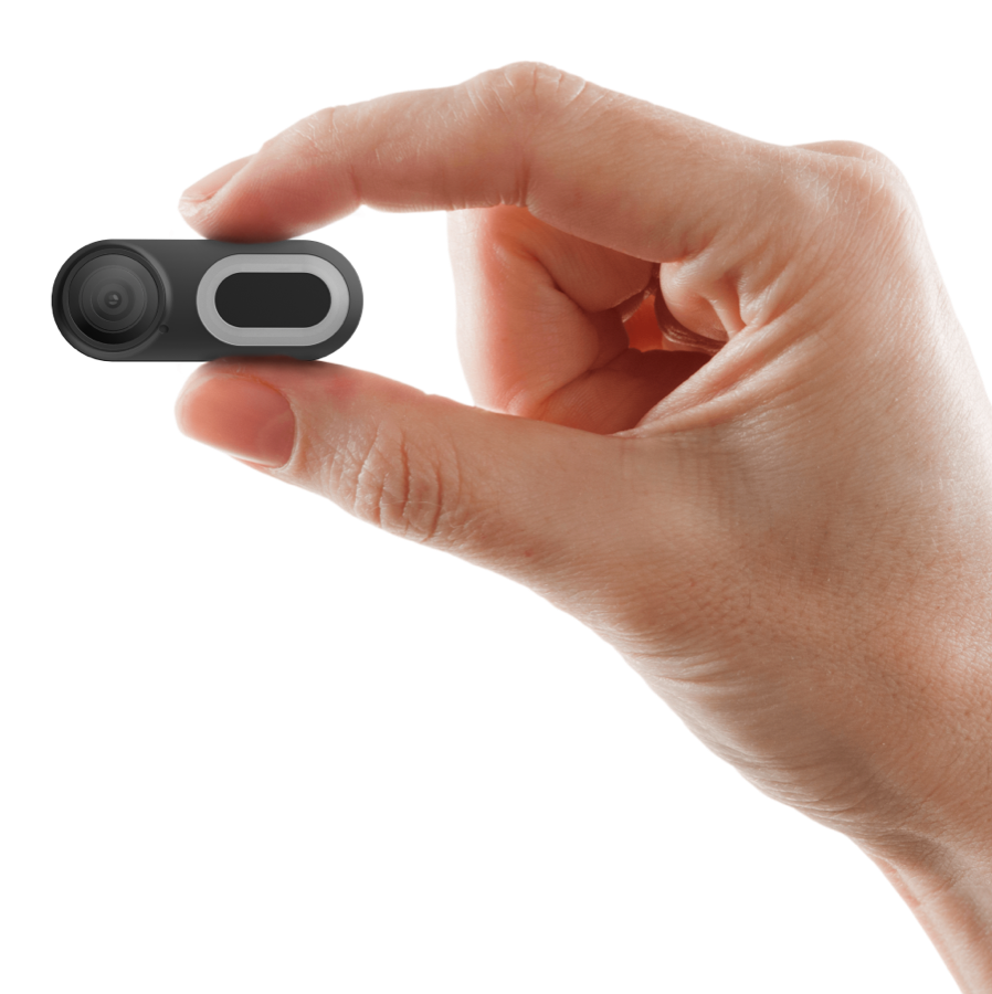 BTC IWitness — de compacte camera van slechts 20 gram, vastgehouden tussen twee vingers