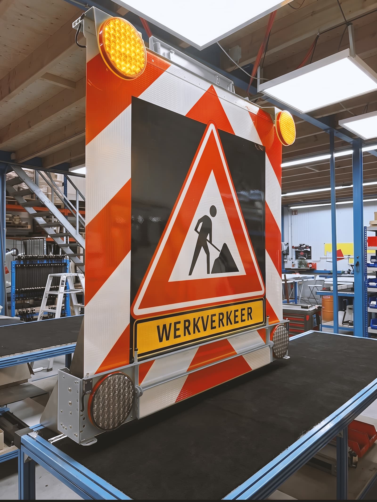 BTC RollSign — panelen opgeslagen op pallet, compact ingeklapt