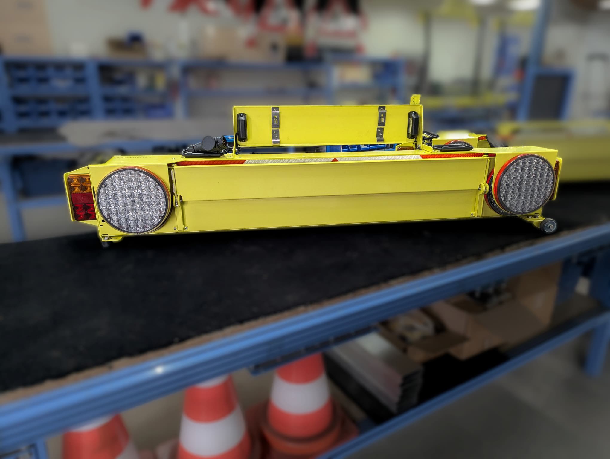BTC RollSign — losse eenheid met LED-verlichting op de werkbank